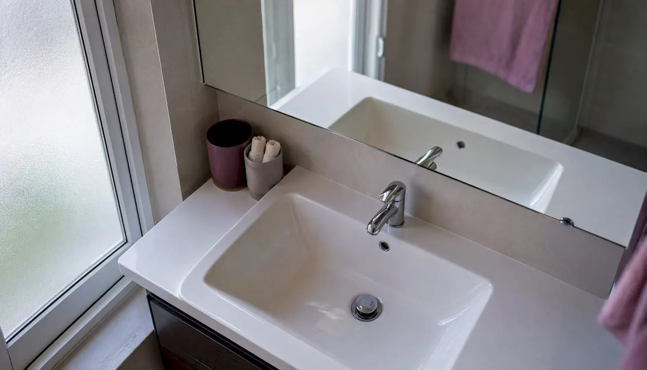 Clean bathroom basin and mirror